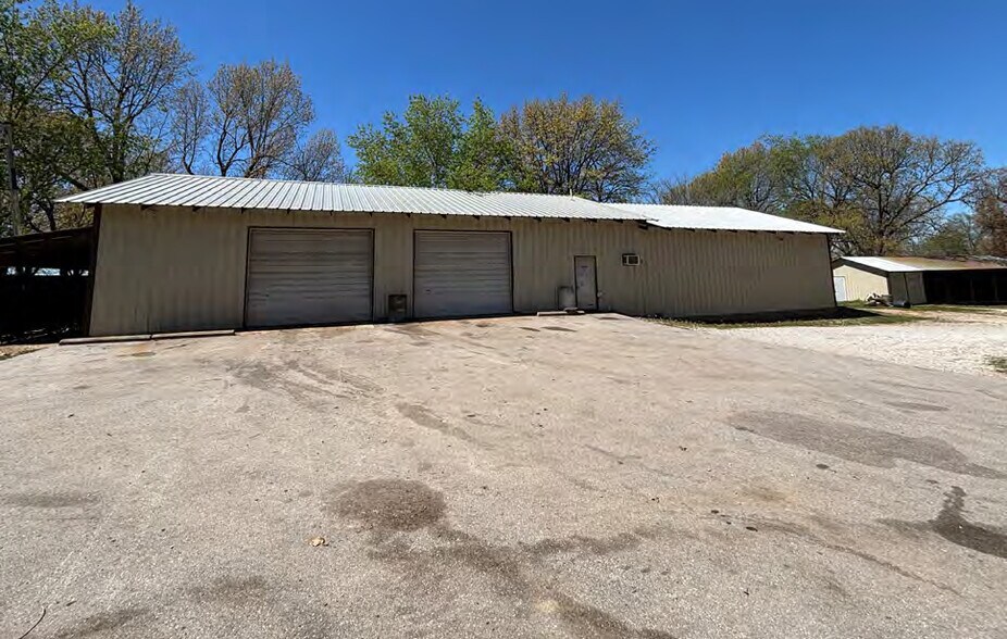 More Photos Of 422 S 40th St, Springdale Unknown For Lease