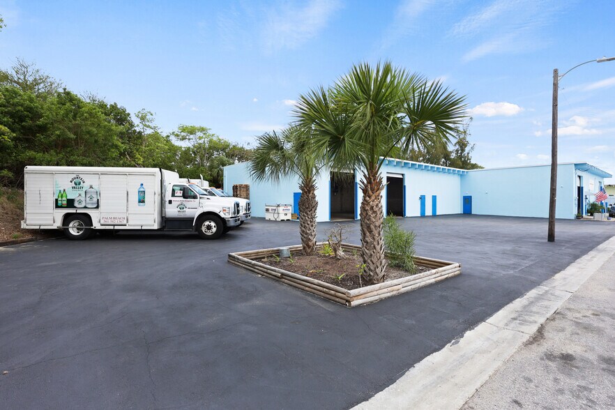 More Photos Of 2605 Kelly Ln, Lake Worth Light Distribution For Lease