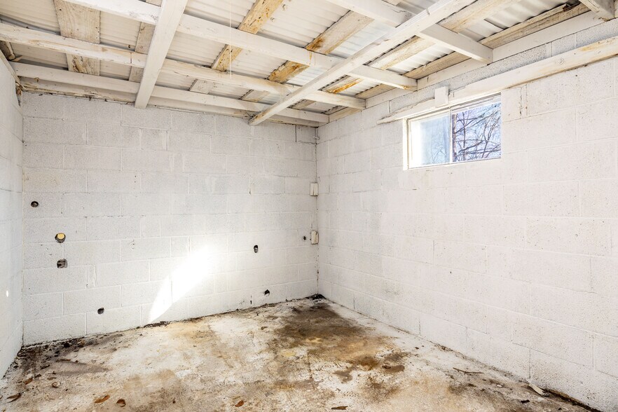 More Photos Of 2336 Old Knoxville Pike, Maryville Light Manufacturing For Sale