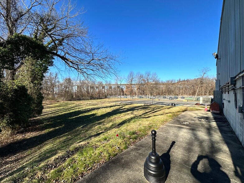 More Photos Of 4865 Arthur Kill Rd, Staten Island Warehouse For Lease