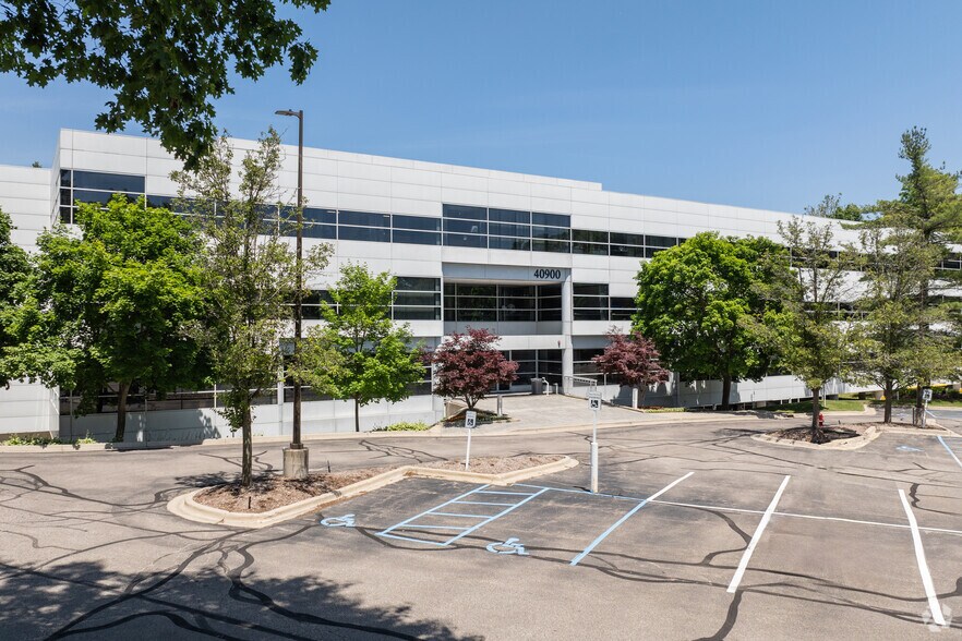More Photos Of 40900 Woodward Ave, Bloomfield Hills Office For Lease