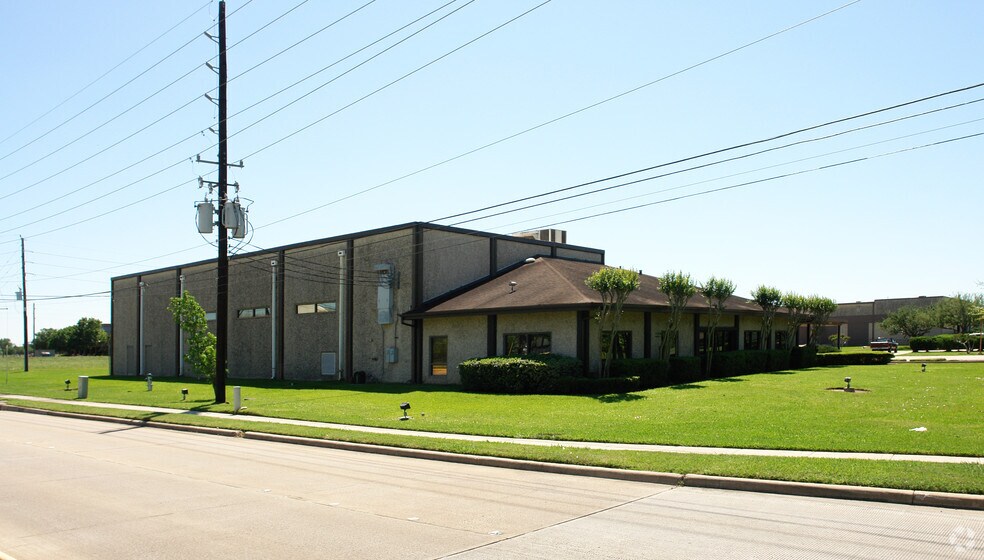 More Photos Of 10450 Corporate Dr, Sugar Land Manufacturing For Sale