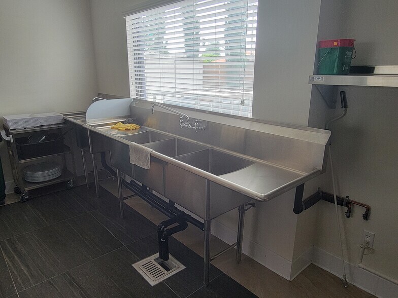More Photos Of 14911 Pacific, Baldwin Park Restaurant For Lease