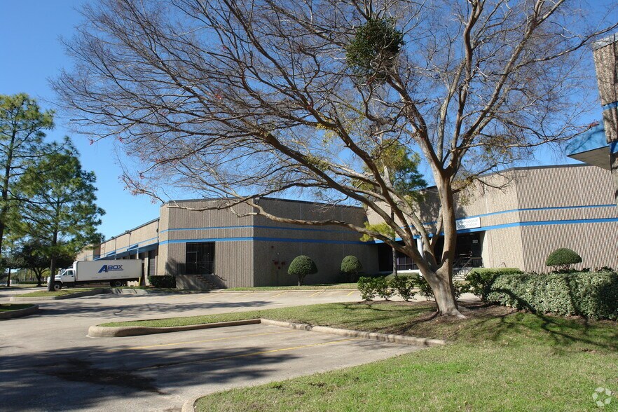 More Photos Of 302-350 W 38th St, Houston Warehouse For Lease
