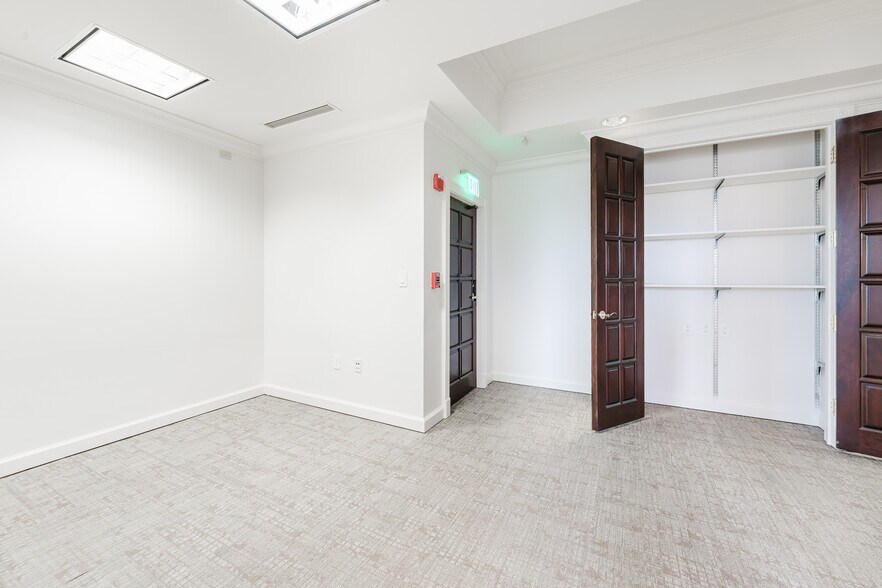 More Photos Of 420 Royal Palm Way, Palm Beach Office For Lease