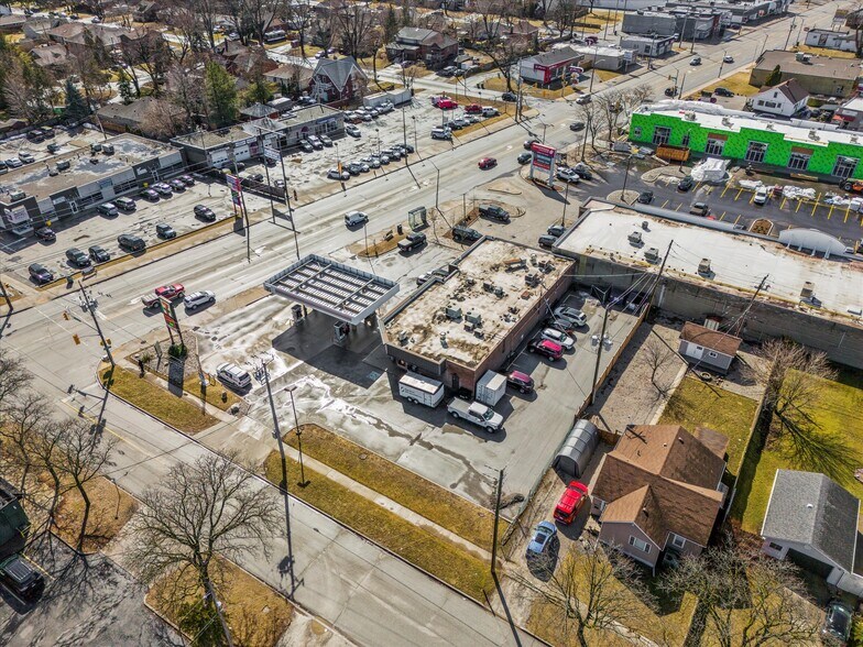 More Photos Of 5124 Tecumseh Rd E, Windsor Freestanding For Sale