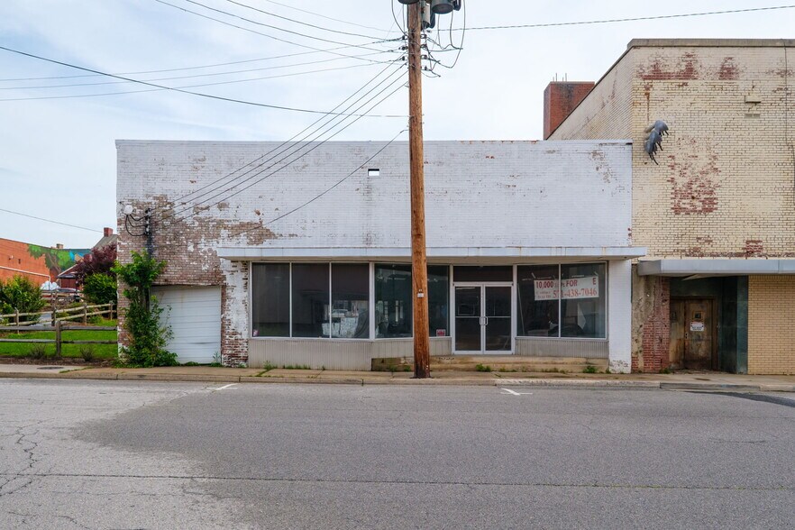 More Photos Of 322 W Main St, Waynesboro General Retail For Lease