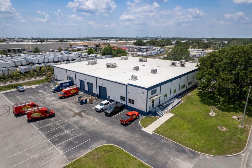 More Photos Of 2180 Premier Row, Orlando Warehouse For Lease