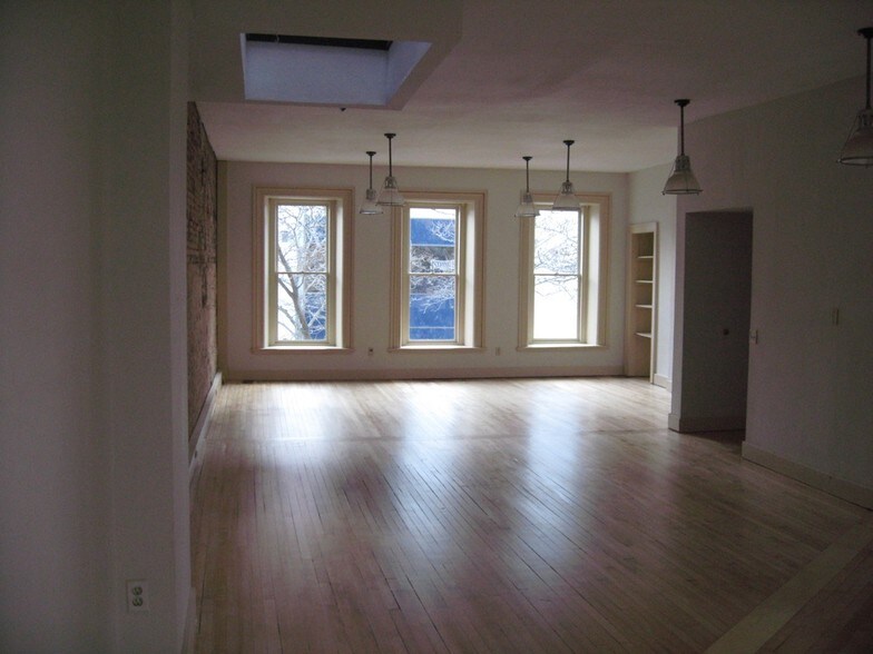 More Photos Of 104 King St, Madison Storefront Retail Office For Lease