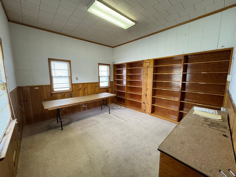 More Photos Of 402 S 7th St E, Riverton Flex For Sale