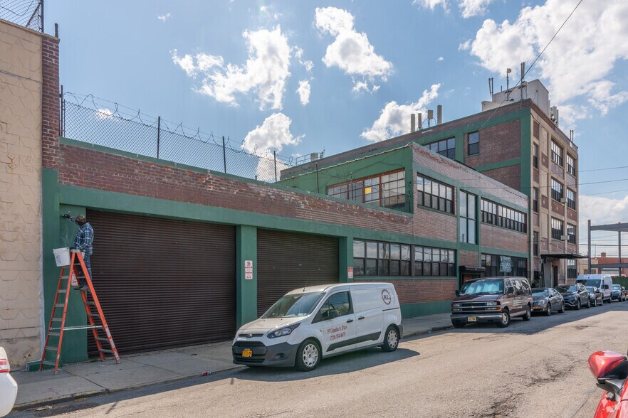 More Photos Of 18 Bay St, Brooklyn Light Manufacturing For Lease