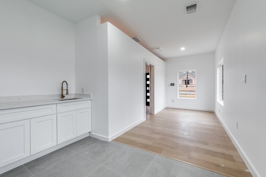 More Photos Of 3617 S Lancaster Rd, Dallas Flex For Lease