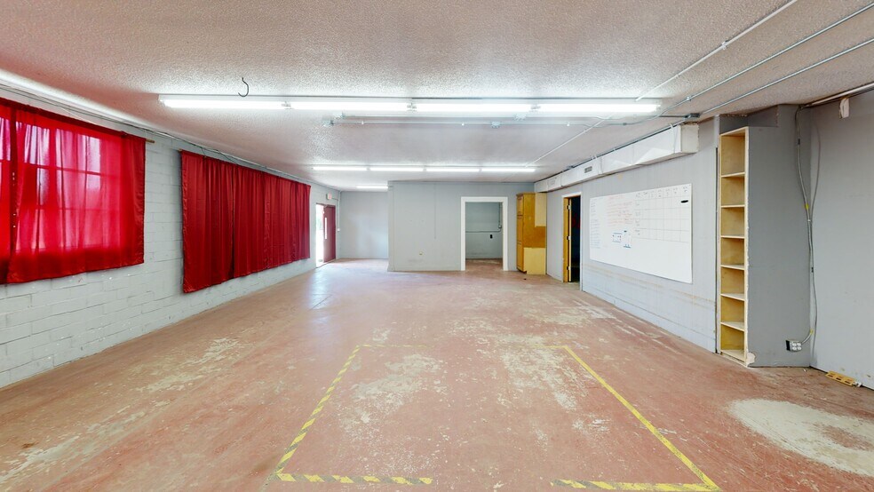 More Photos Of 2650 S School Ave, Fayetteville Flex For Lease