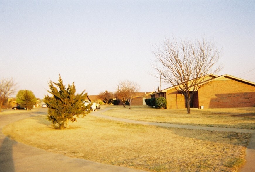 Primary Photo Of 622 NW 5th St, Dimmitt Apartments For Sale