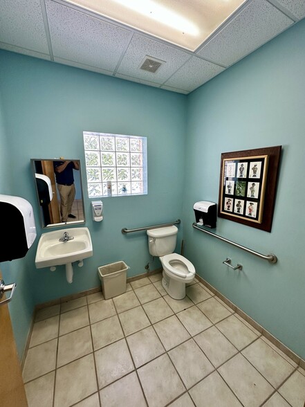 More Photos Of 614 Peninsula Dr, Daytona Beach Medical For Sale