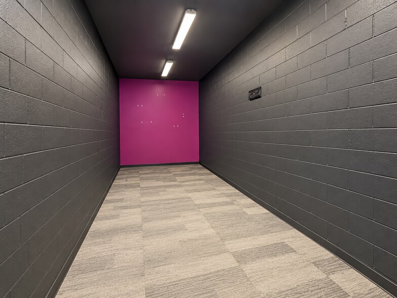 More Photos Of 1 Queen Anne Rd, Bogota Storefront Retail Residential For Lease