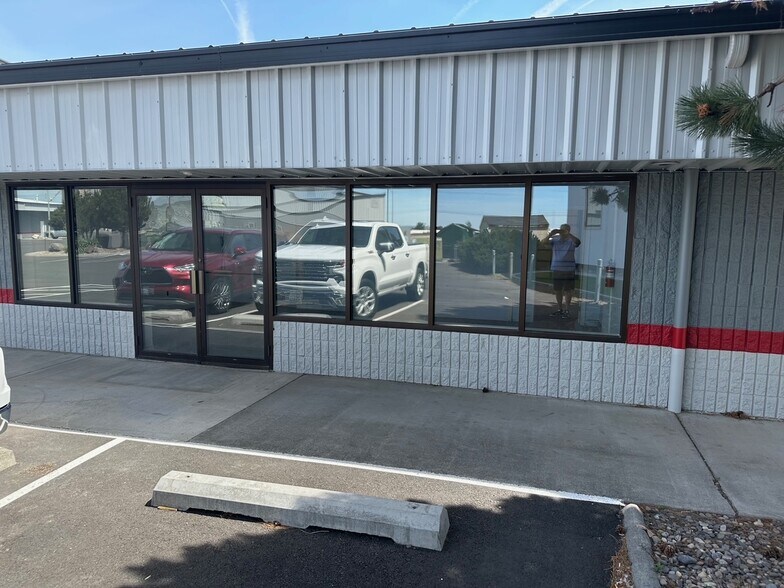 More Photos Of 6713 W Clearwater Ave, Kennewick Flex For Lease
