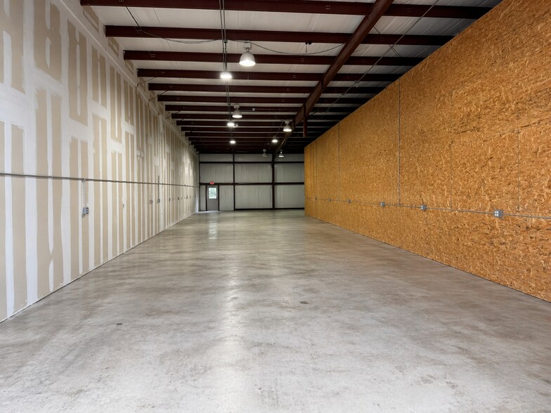 More Photos Of 2500 NW 6th St, Ocala Distribution For Lease