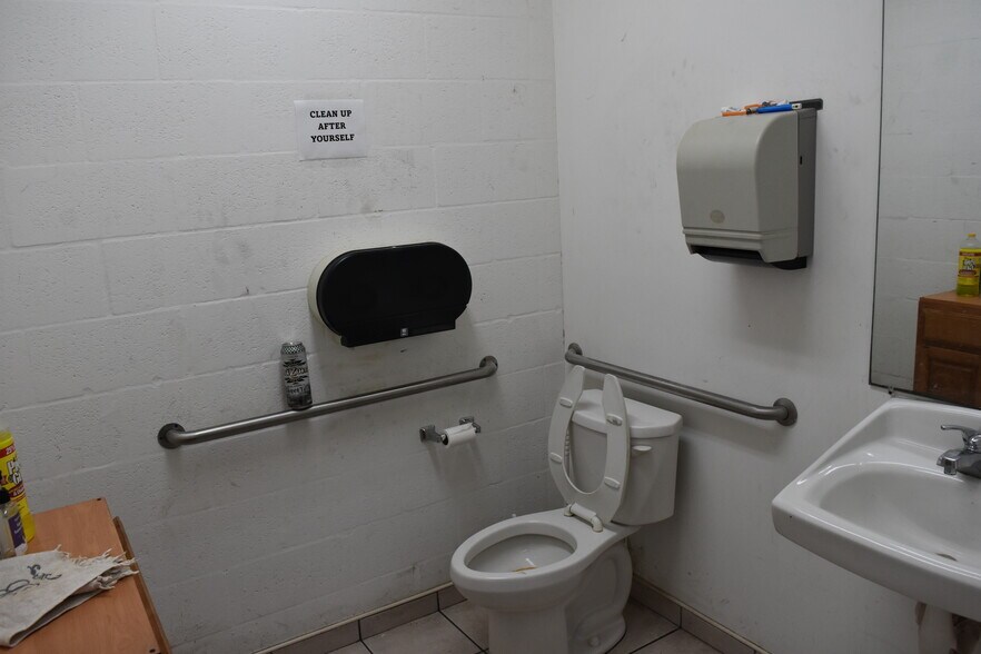 More Photos Of 11715 87th St N, Largo Warehouse For Sale