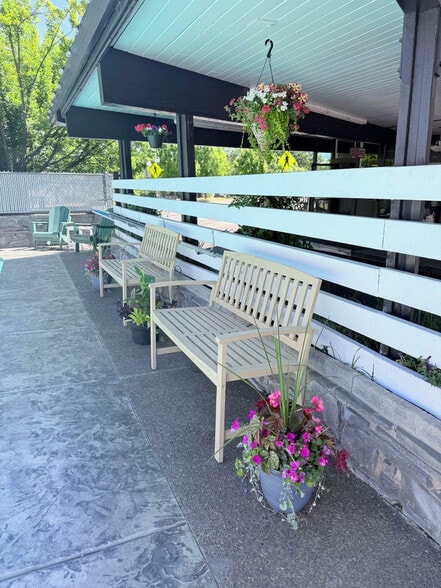 More Photos Of 1450 Ashland St, Ashland Hotel For Sale