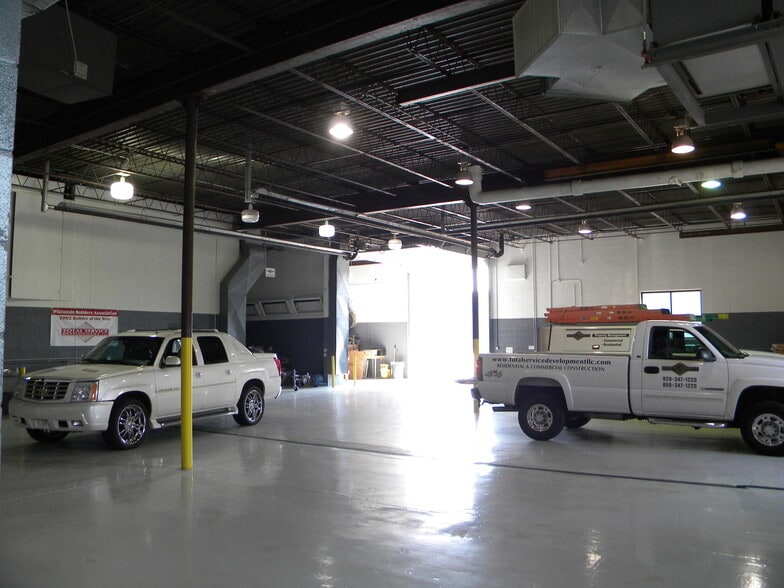 More Photos Of 3049 Ramada Way, Green Bay Flex For Lease