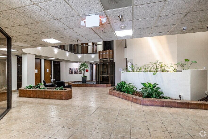More Photos Of 11999 Katy Fwy, Houston Office For Lease