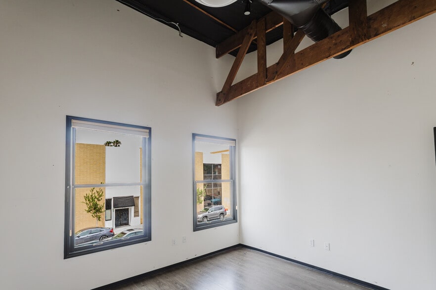 More Photos Of 10 Plaza Sq, Orange Storefront Retail Office For Lease