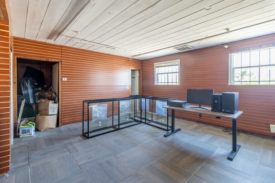 More Photos Of 303 W Walnut Ave, Dalton Flex For Lease