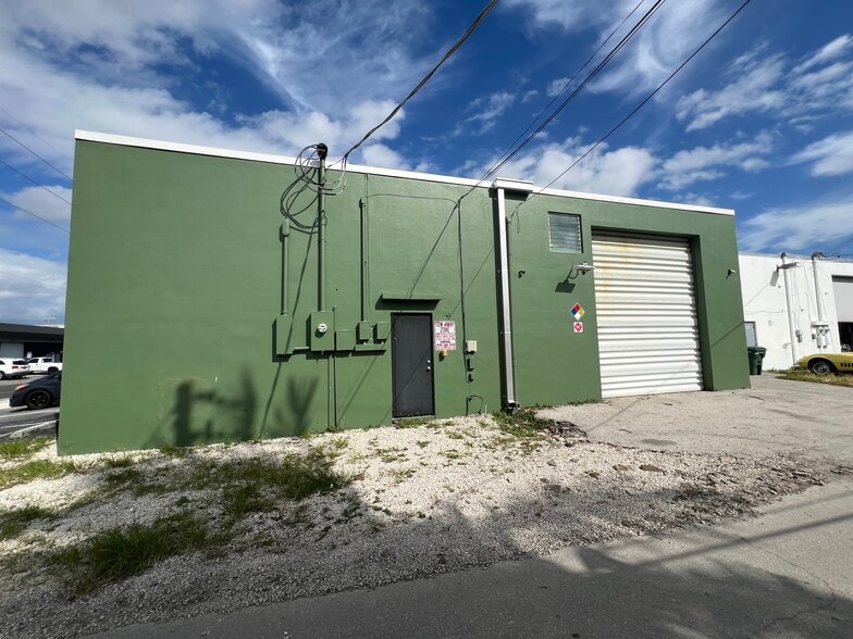 More Photos Of 4020 NE 6th Ave, Oakland Park Warehouse For Lease