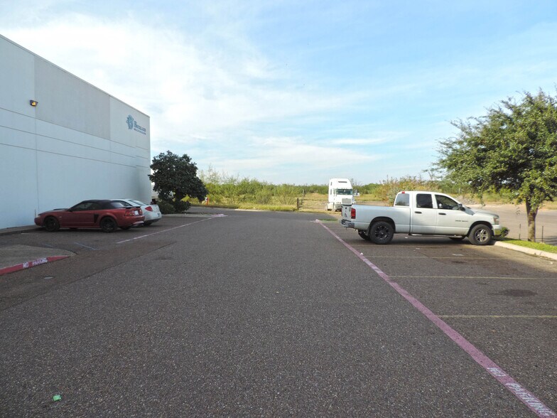 More Photos Of 13120 Spivey Dr, Laredo Warehouse For Lease