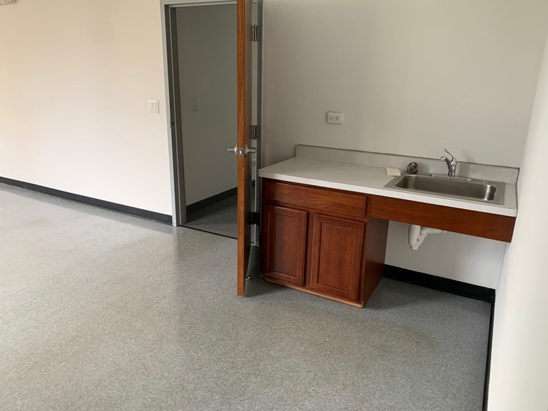 More Photos Of 1472 St Paul Ave, Gurnee Warehouse For Lease