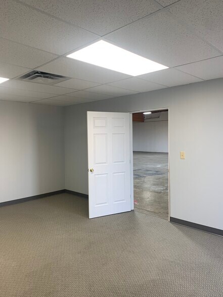 More Photos Of 2526 Manana Dr, Dallas Unknown For Lease