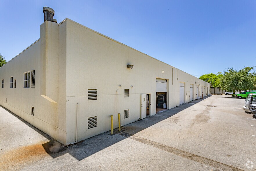 More Photos Of 9201 Brookwood Ct, Bonita Springs Showroom For Lease