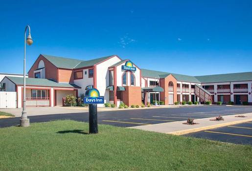 Primary Photo Of 550 S Florence St, Wichita Hotel For Sale