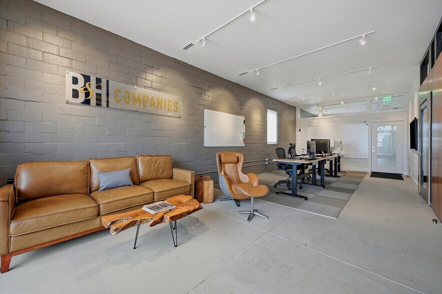 More Photos Of 118 W Chestnut St, Denison Office For Sale