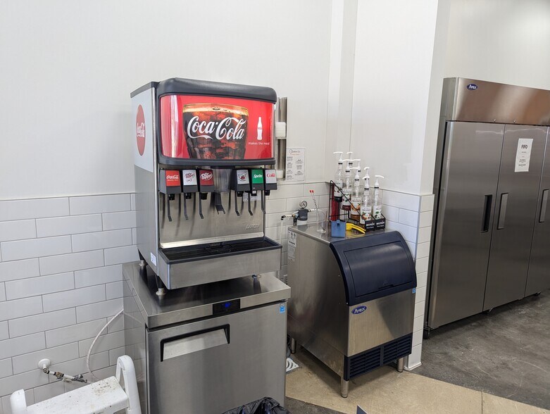 More Photos Of 13123 State Line Rd, Kansas City General Retail For Lease