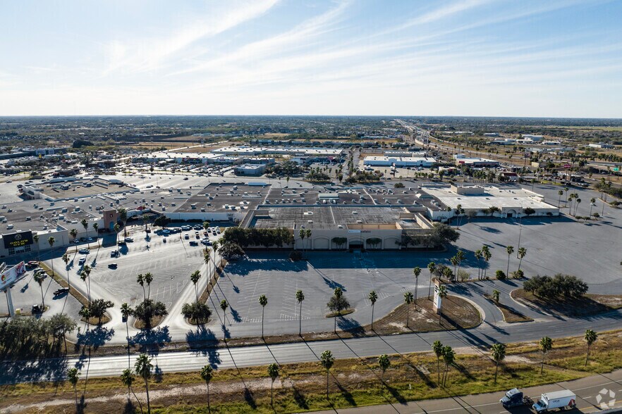 More Photos Of 2000 S Expressway 83, Harlingen Department Store For Lease