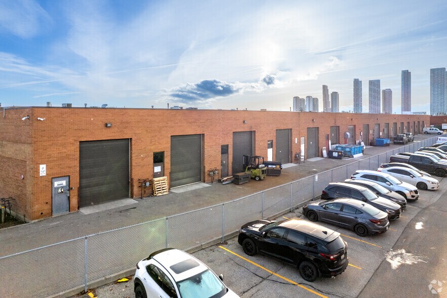 More Photos Of 133 Applewood Cres, Vaughan Showroom For Sale