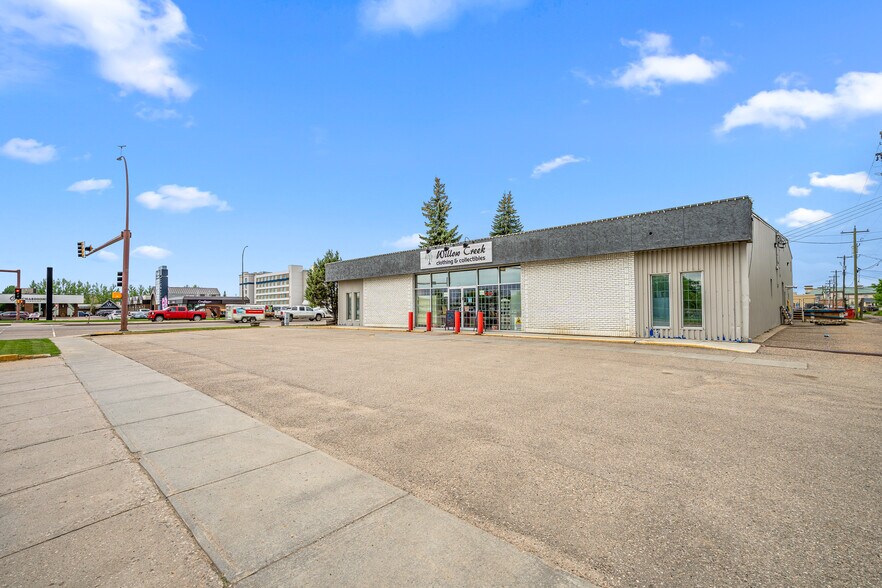 More Photos Of 5402 44 St, Lloydminster Freestanding For Sale