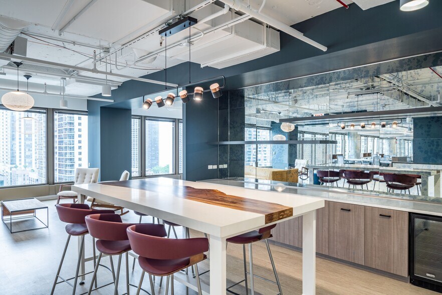 More Photos Of 303 E Wacker Dr, Chicago Office For Lease