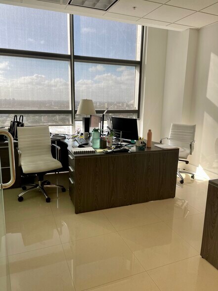 More Photos Of 175 SW 7th St, Miami Medical For Lease