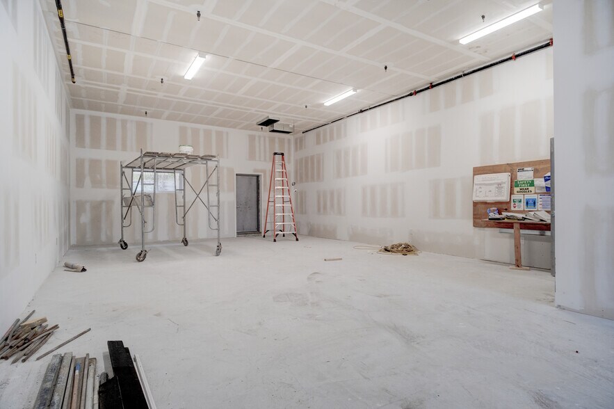 More Photos Of 7813 Metropolitan Ave, Middle Village Storefront Retail Office For Lease