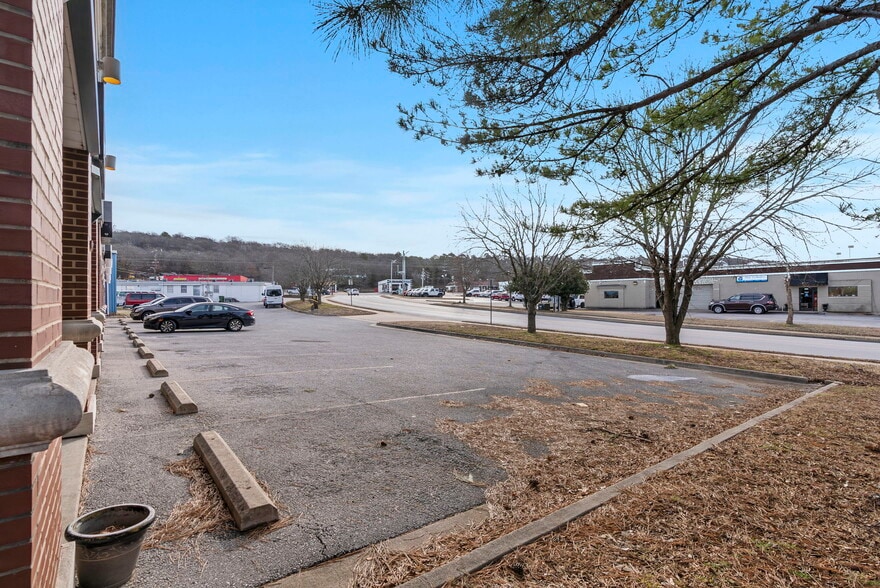 More Photos Of 380-392 E Sunbridge Dr, Fayetteville General Retail For Lease