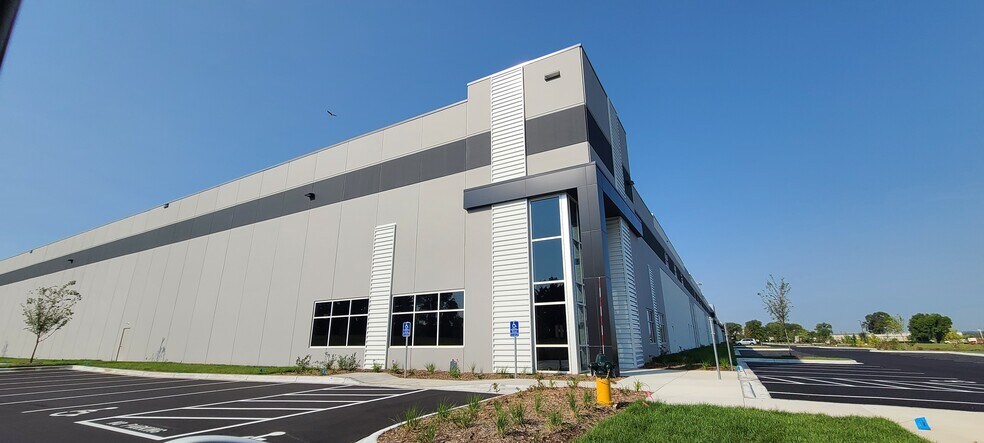 More Photos Of 3200 4th Ave E, Shakopee Distribution For Lease