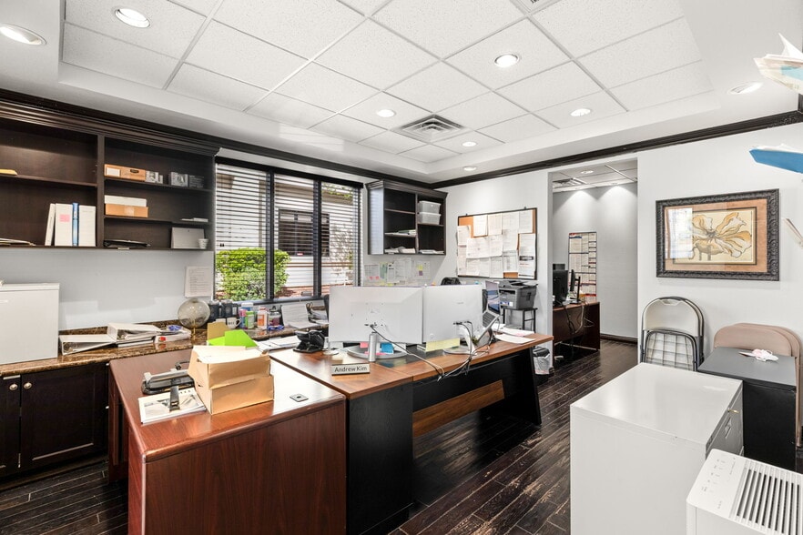 More Photos Of 7830 W Sahara Ave, Las Vegas Office For Sale