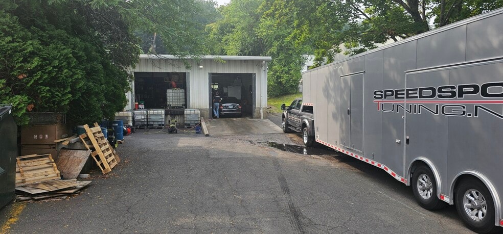 More Photos Of 50-52 Miry Brook Rd, Danbury Warehouse For Lease