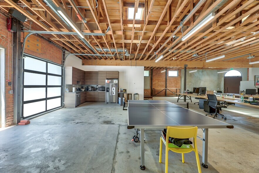 More Photos Of 4126 W Jefferson Blvd, Los Angeles Flex For Lease