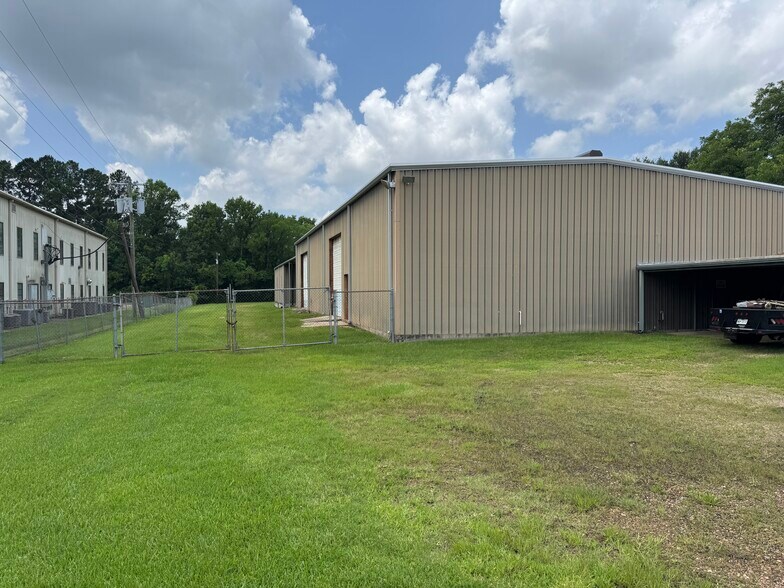 More Photos Of 1208 S Chestnut St, Lufkin Showroom For Sale