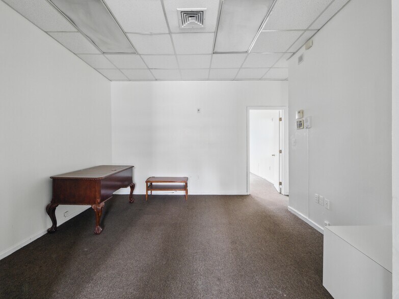 More Photos Of 16 Green St, Newark Office For Lease