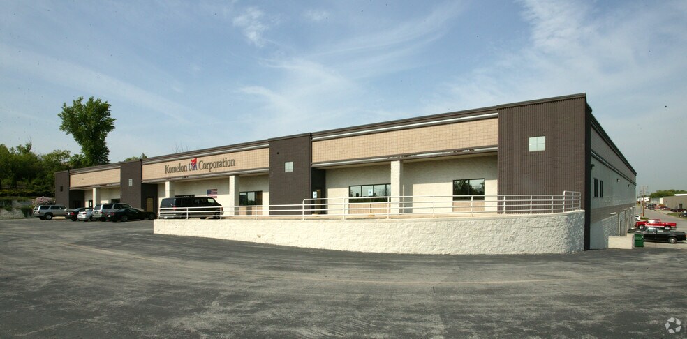 More Photos Of 301 Commerce St, Waukesha Distribution For Lease